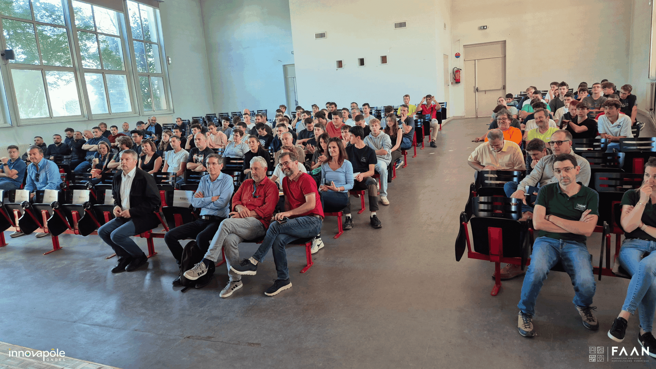 Etudiants et professionnels à l'Innovapole-Ondes